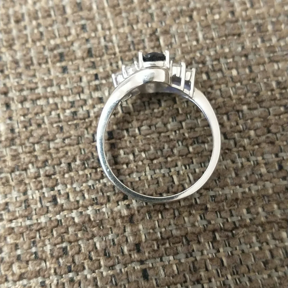 Beautiful 10k white gold blue sapphire ring with diamonds - Picture 4 of 4